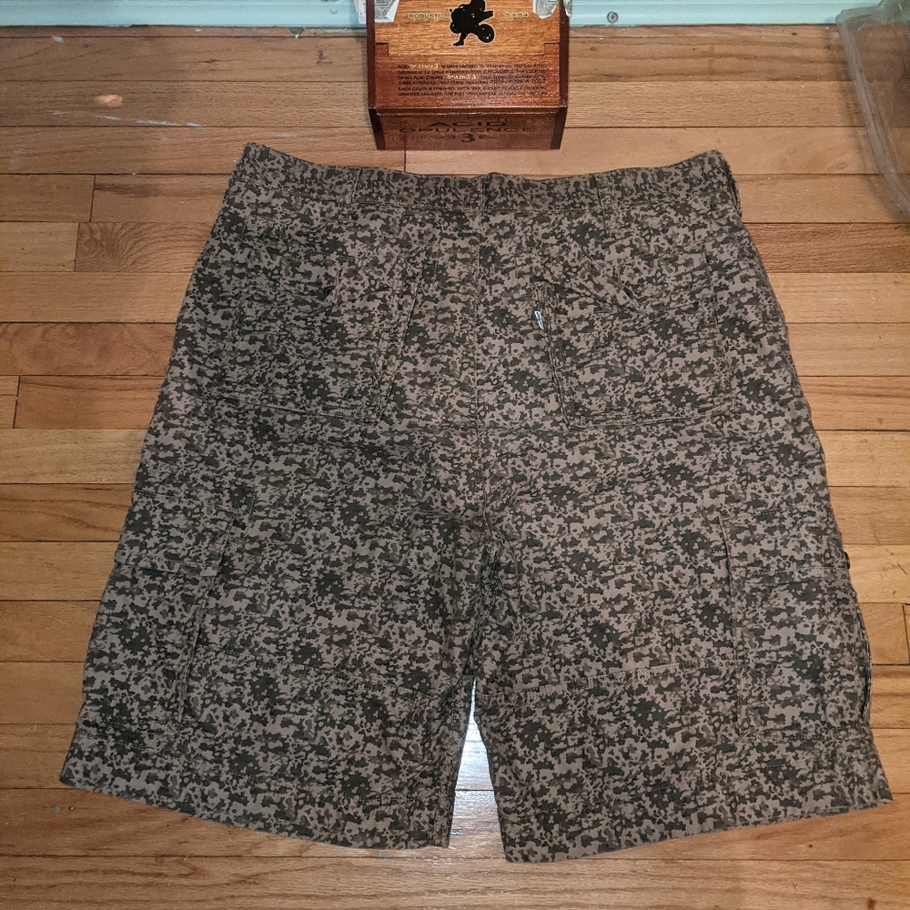Menswear - Picture 3 of 5
